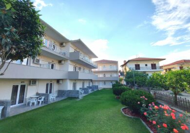 Grcka apartmani letovanje, Polihrono Halkidiki, Green Gardens, kuća B, dvorište